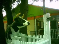 camera:digital_harinezumi cow exterior farm fence ice_cream orientation:landscape photographer:deaddeaddeath statue store // 1600x1200 // 235KB