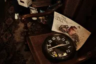 antique camera:fujifilm_x100 carpet clock flea_market interior orientation:landscape photographer:deaddeaddeath // 1728x1152 // 207KB