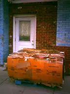 brick camera:digital_harinezumi cardboard_box exterior orientation:portrait photographer:deaddeaddeath recycling // 1200x1600 // 128KB